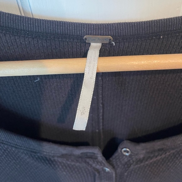 Free People Women’s S Blackish Long Sleeve Henley Top - Picture 4 of 5